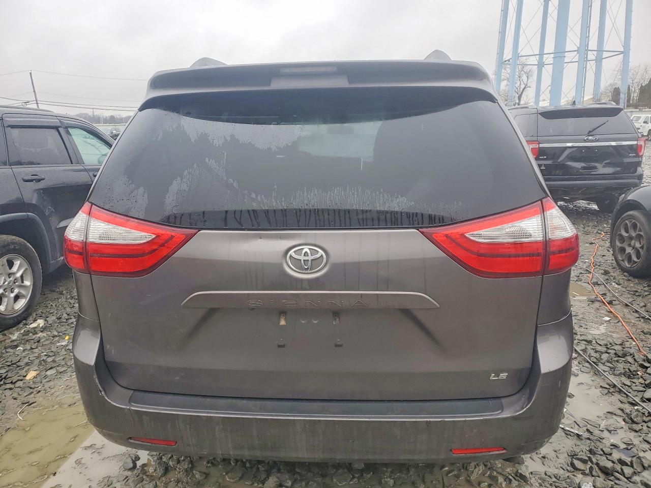 2017 TOYOTA SIENNA LE 8-PASSENGER photo 16