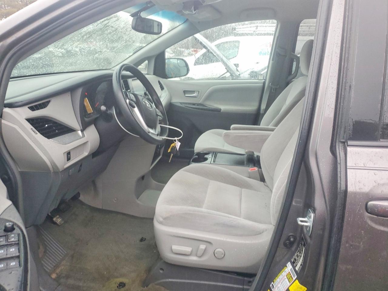 2017 TOYOTA SIENNA LE 8-PASSENGER photo 19