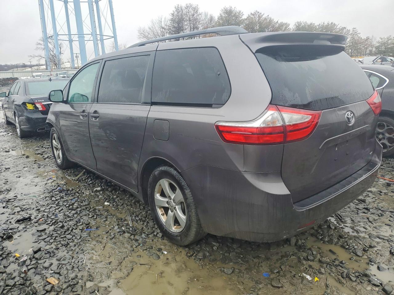 2017 TOYOTA SIENNA LE 8-PASSENGER photo 4