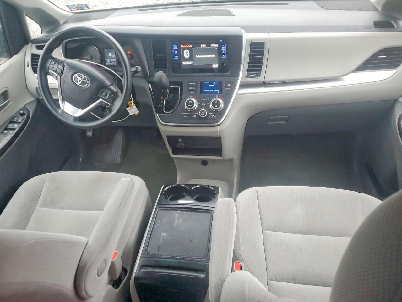 2017 TOYOTA SIENNA LE 8-PASSENGER photo 22