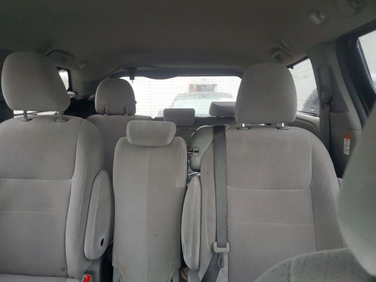 2017 TOYOTA SIENNA LE 8-PASSENGER photo 28