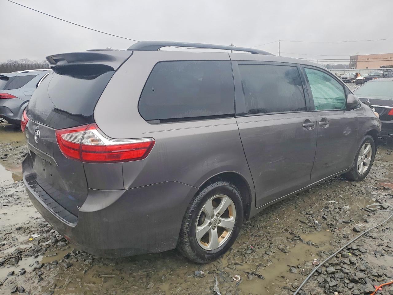 2017 TOYOTA SIENNA LE 8-PASSENGER photo 7
