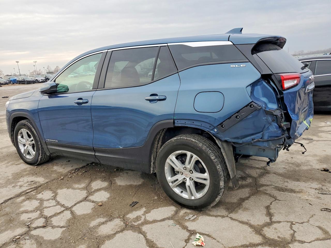 2024 GMC TERRAIN SLE photo 2