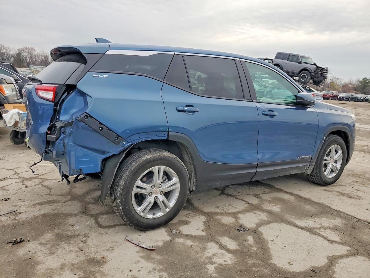 2024 GMC TERRAIN SLE photo 3