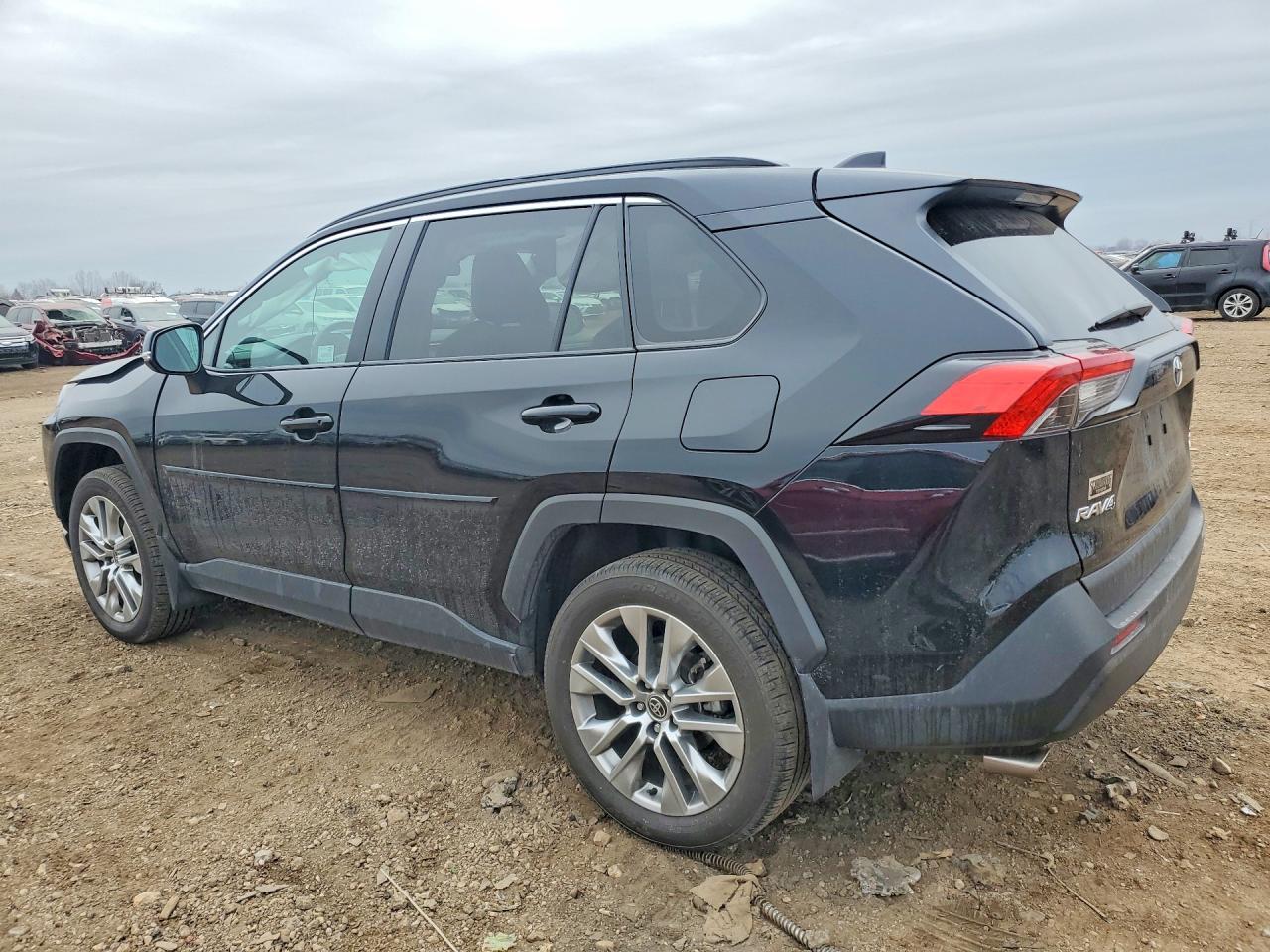 2022 TOYOTA RAV4 XLE PREMIUM photo 2