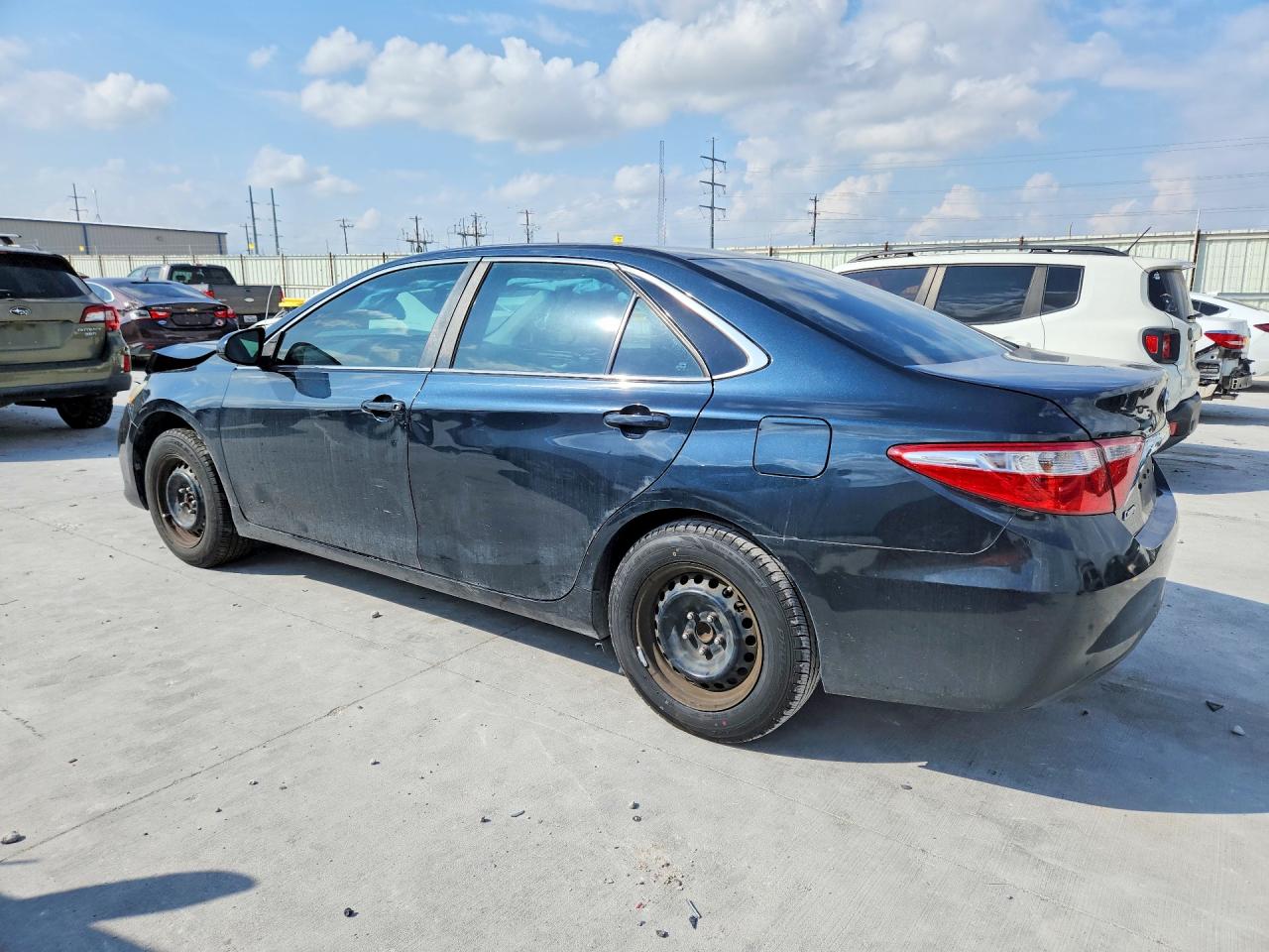 2017 TOYOTA CAMRY LE photo 3