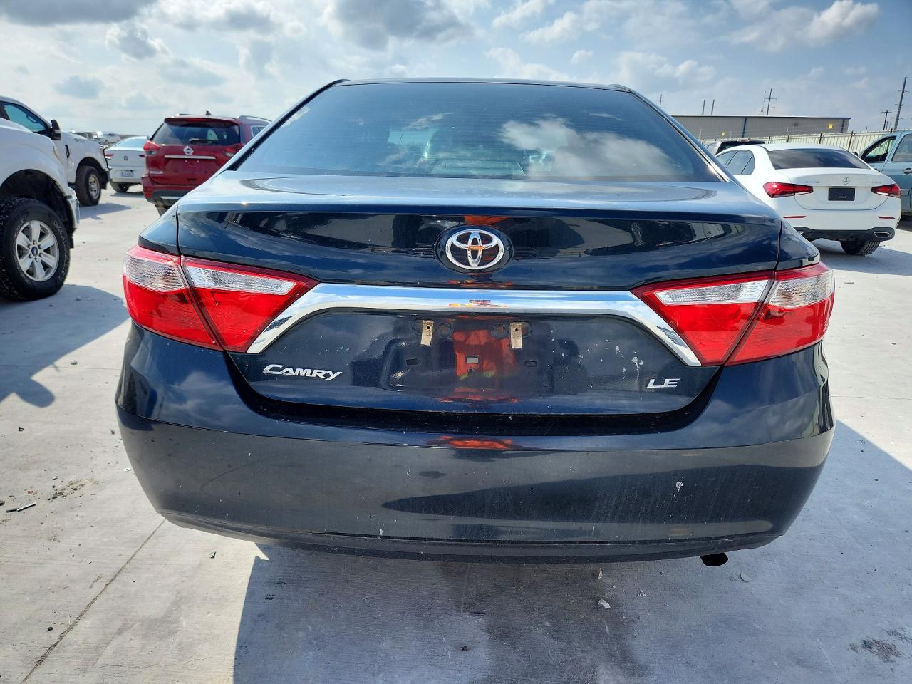 2017 TOYOTA CAMRY LE photo 11