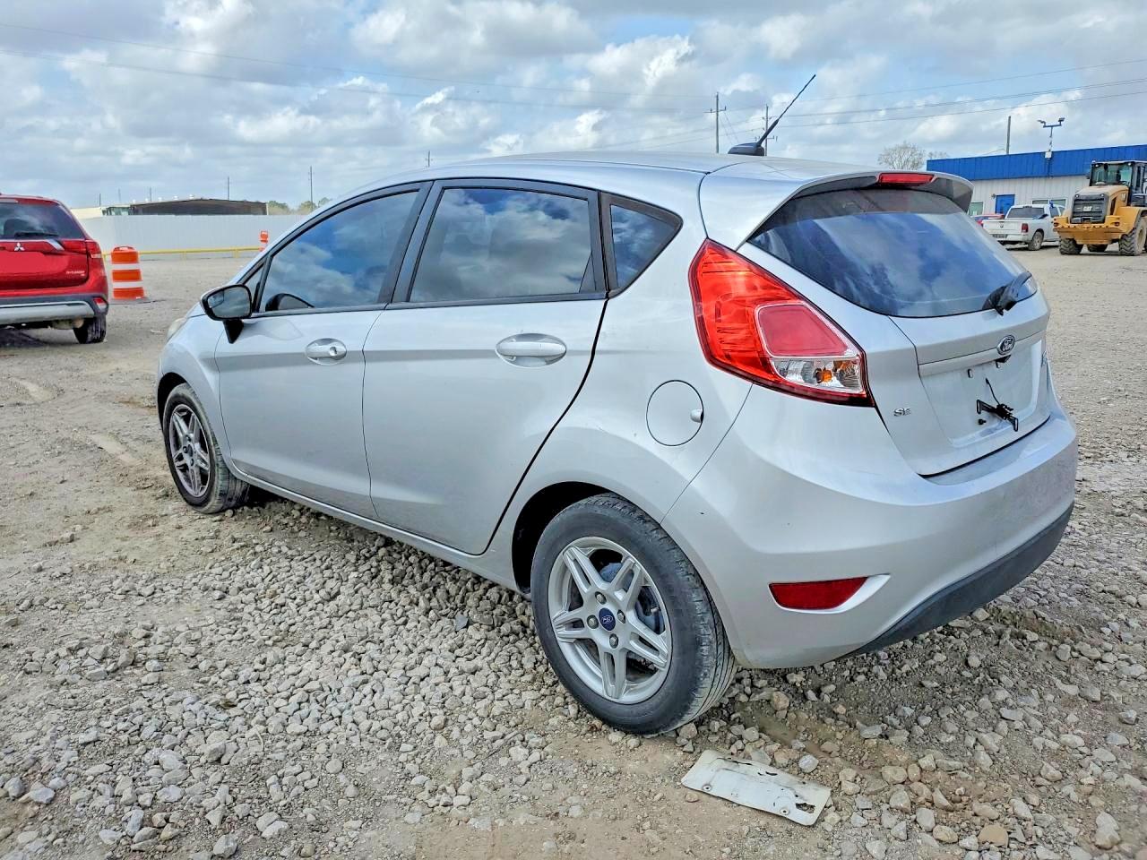 2018 FORD FIESTA SE photo 2
