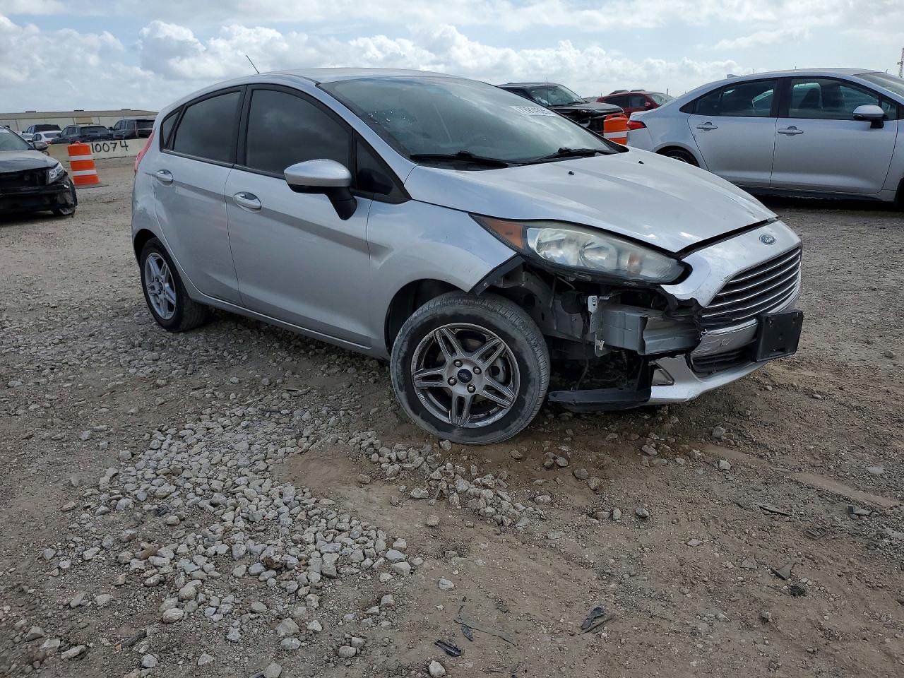 2018 FORD FIESTA SE photo 4