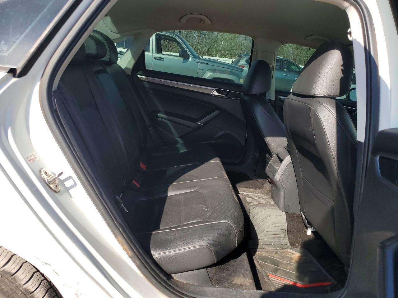 2018 VOLKSWAGEN PASSAT S photo 19