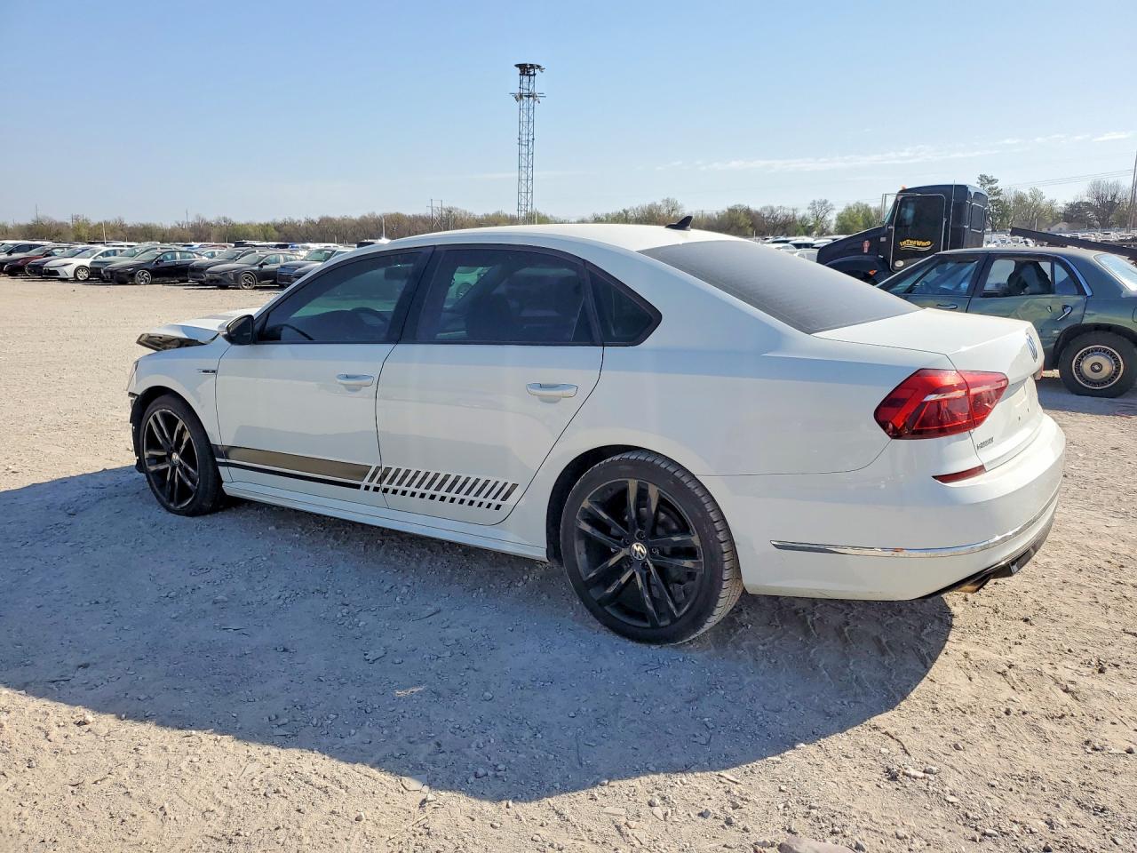 2018 VOLKSWAGEN PASSAT S photo 3