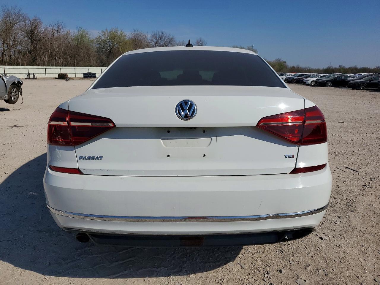 2018 VOLKSWAGEN PASSAT S photo 11