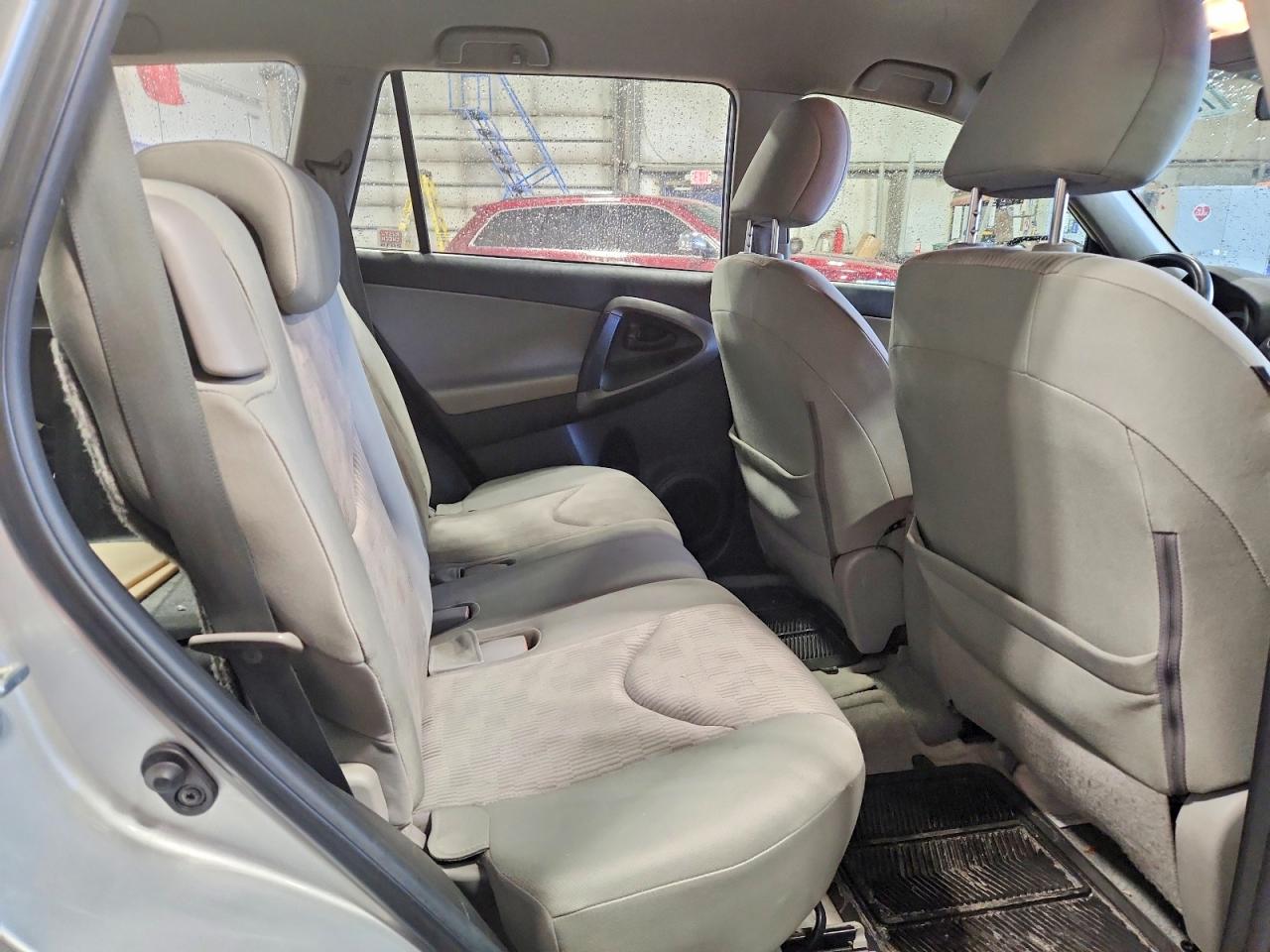 2011 TOYOTA RAV4 photo 11