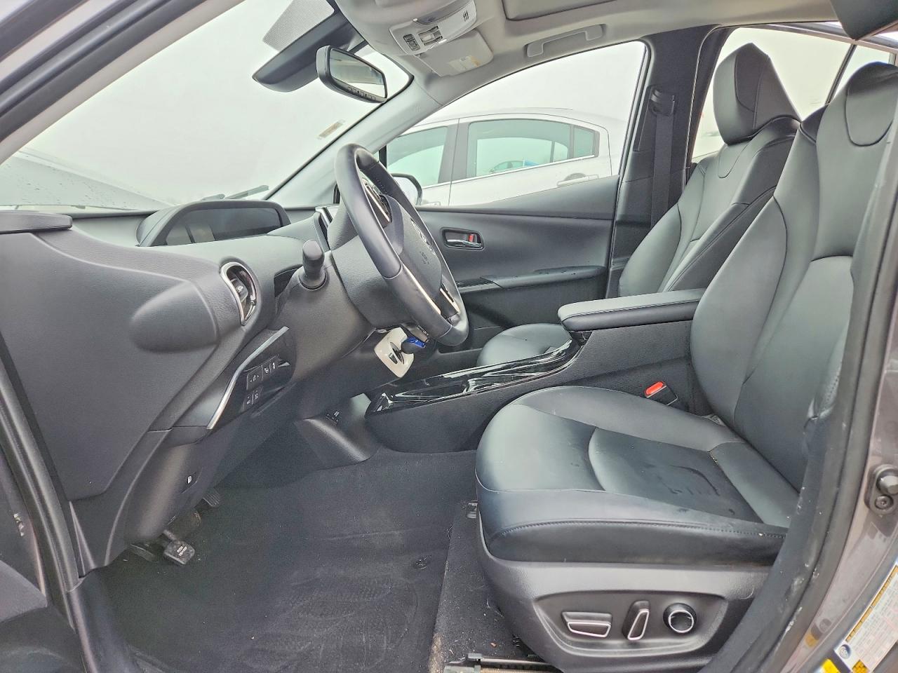 2018 TOYOTA PRIUS FOUR photo 7