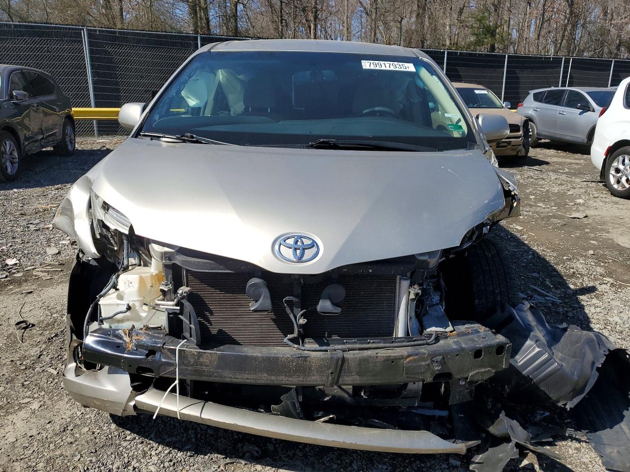 2015 TOYOTA SIENNA LE 8-PASSENGER photo 13