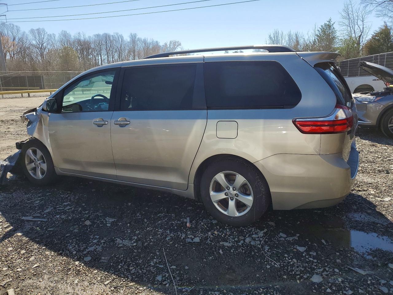 2015 TOYOTA SIENNA LE 8-PASSENGER photo 4