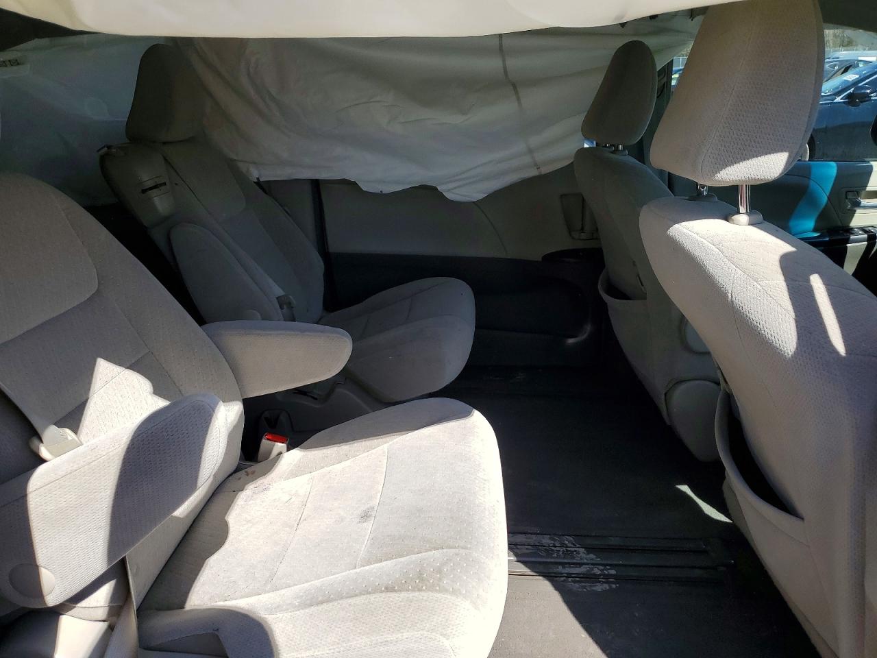 2015 TOYOTA SIENNA LE 8-PASSENGER photo 31