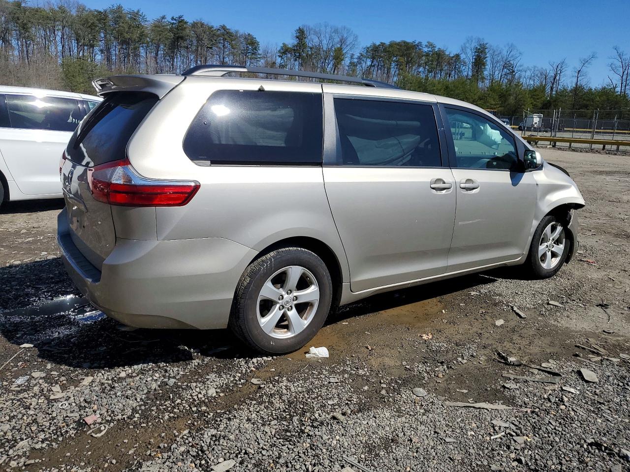2015 TOYOTA SIENNA LE 8-PASSENGER photo 7