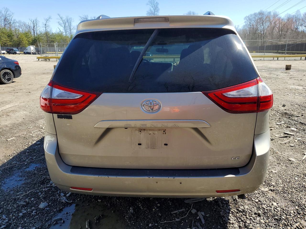 2015 TOYOTA SIENNA LE 8-PASSENGER photo 16