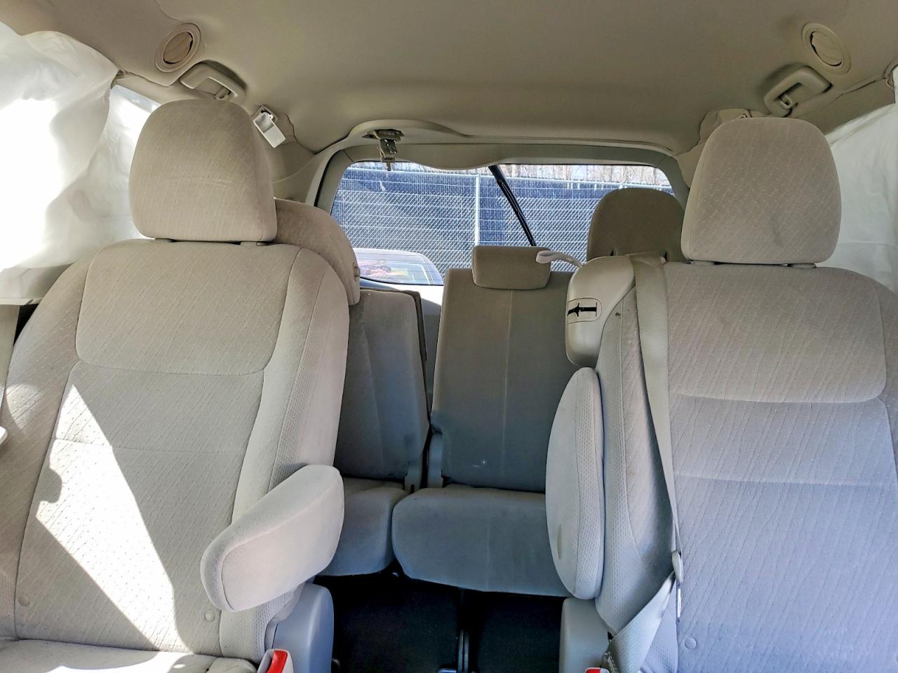 2015 TOYOTA SIENNA LE 8-PASSENGER photo 28