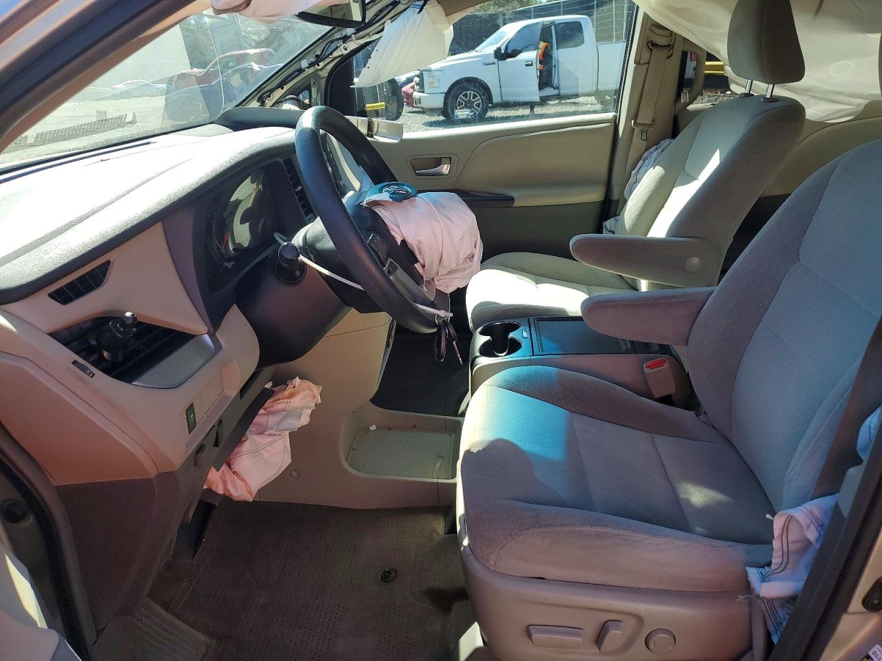 2015 TOYOTA SIENNA LE 8-PASSENGER photo 19