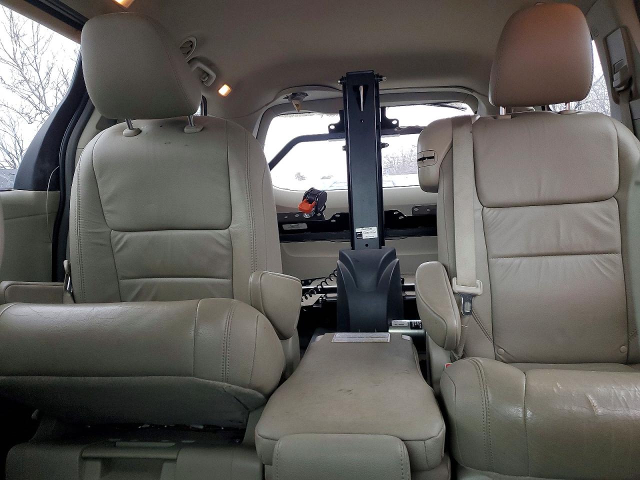 2017 TOYOTA SIENNA XLE PREMIUM 8-PASSENGER photo 10