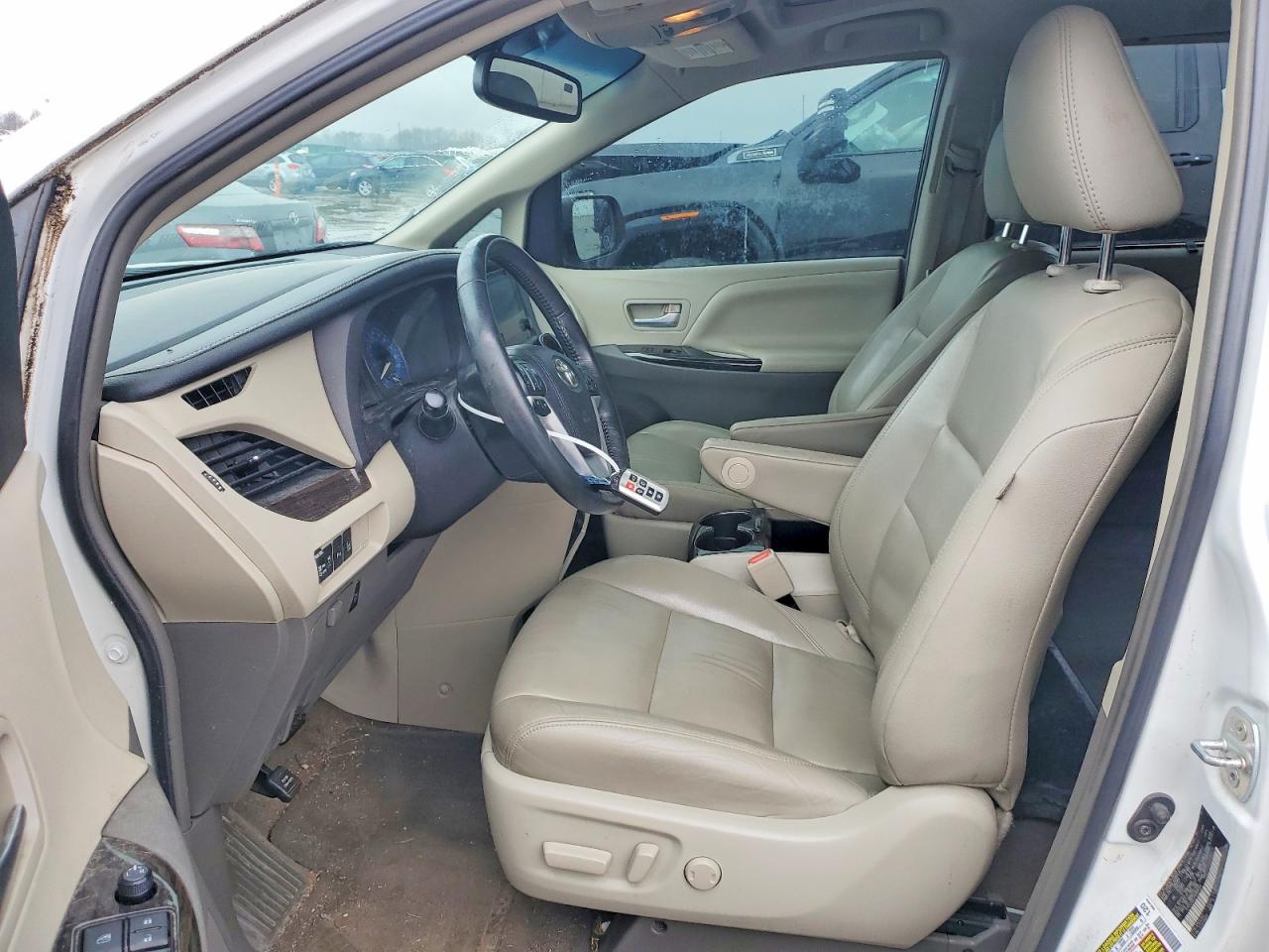 2017 TOYOTA SIENNA XLE PREMIUM 8-PASSENGER photo 7