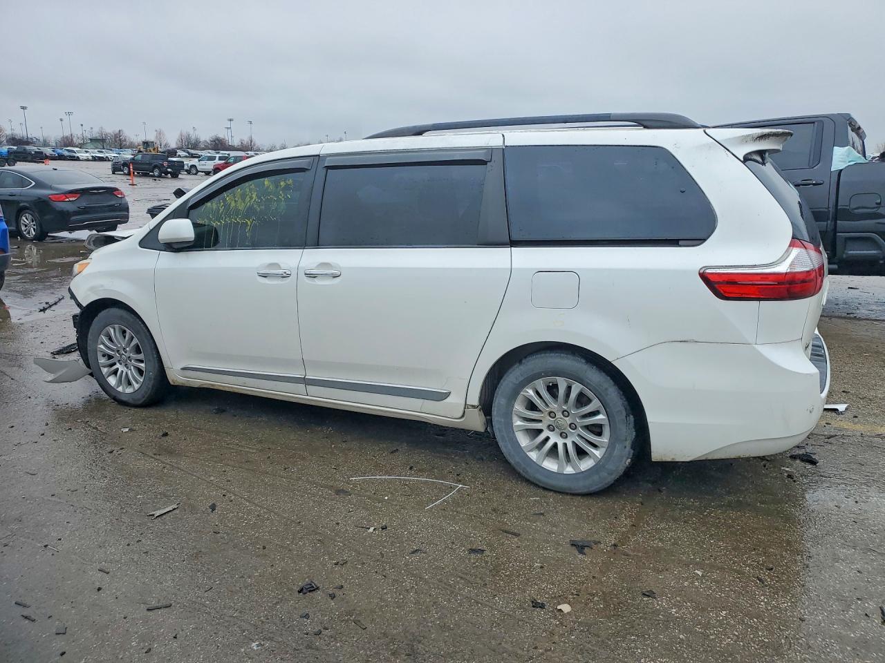 2017 TOYOTA SIENNA XLE PREMIUM 8-PASSENGER photo 2