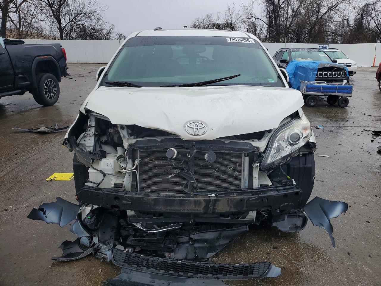 2017 TOYOTA SIENNA XLE PREMIUM 8-PASSENGER photo 5