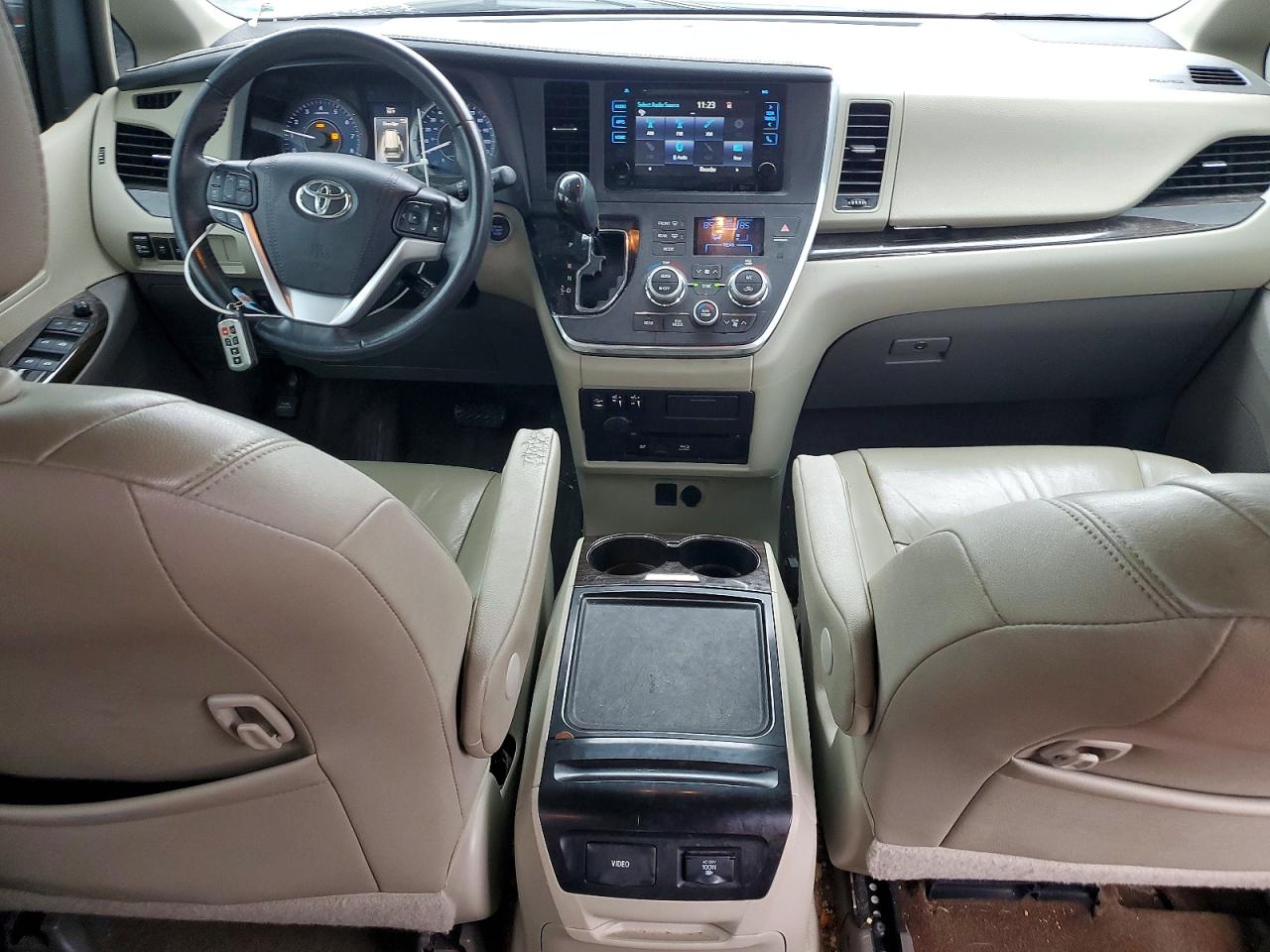 2017 TOYOTA SIENNA XLE PREMIUM 8-PASSENGER photo 8