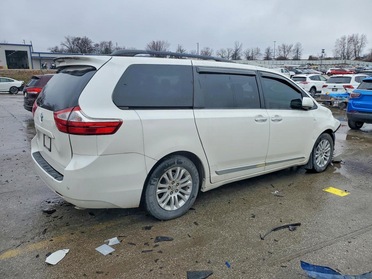 2017 TOYOTA SIENNA XLE PREMIUM 8-PASSENGER photo 3