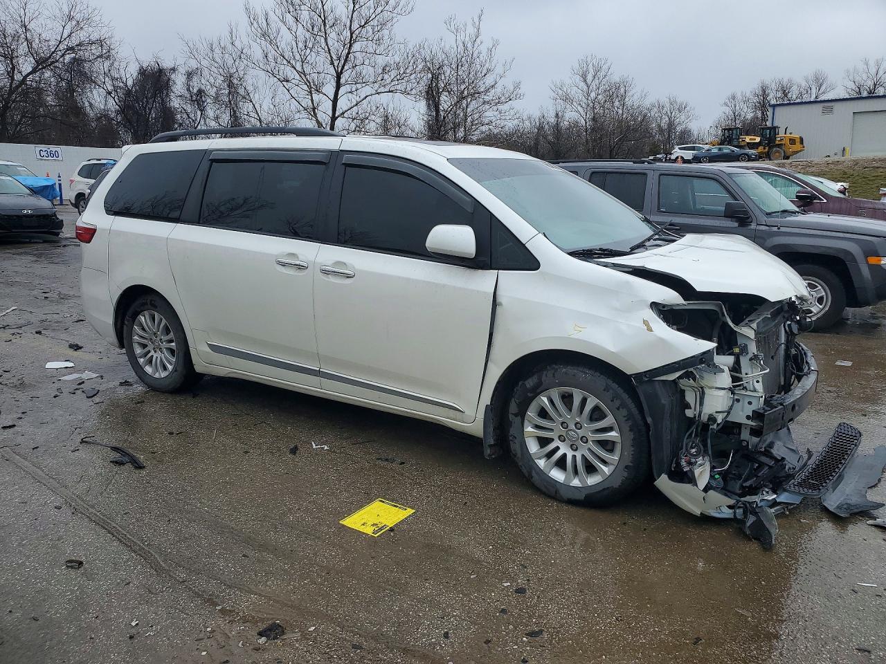 2017 TOYOTA SIENNA XLE PREMIUM 8-PASSENGER photo 4