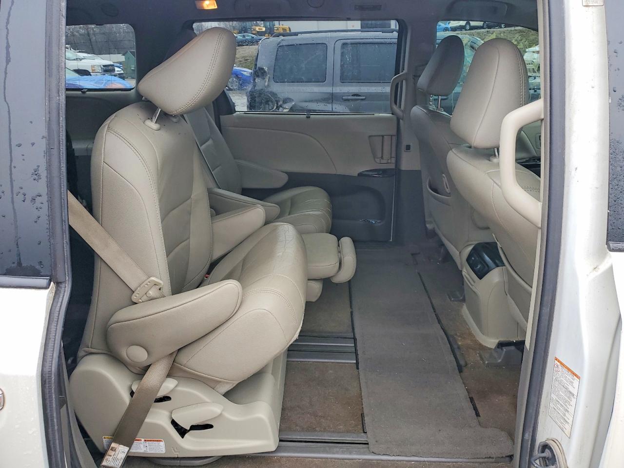 2017 TOYOTA SIENNA XLE PREMIUM 8-PASSENGER photo 11