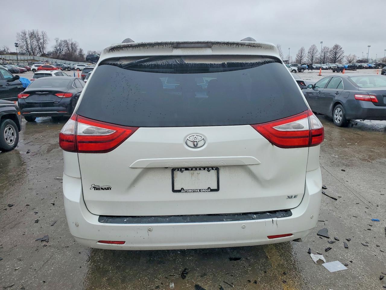 2017 TOYOTA SIENNA XLE PREMIUM 8-PASSENGER photo 6