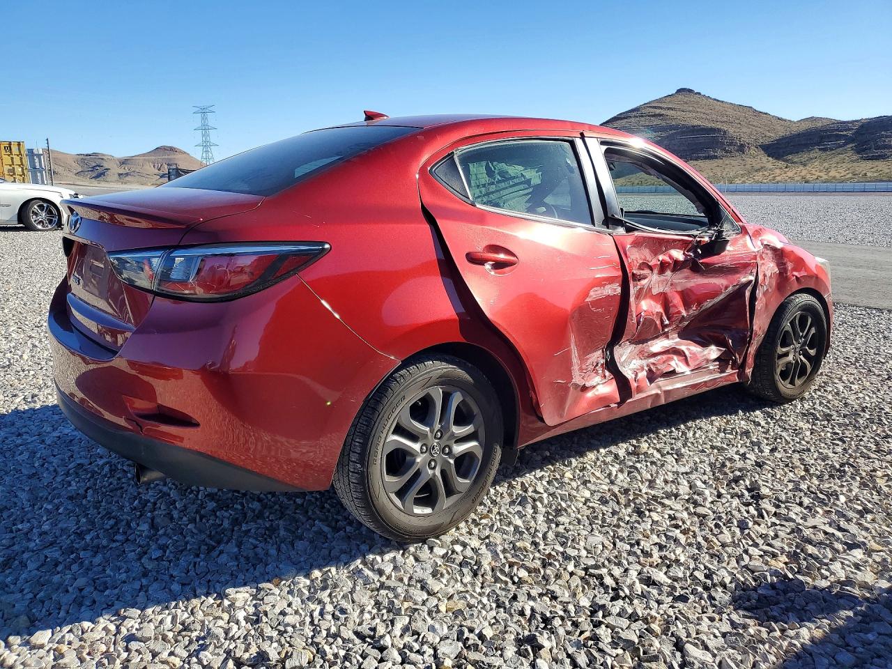 2019 TOYOTA YARIS LE photo 3