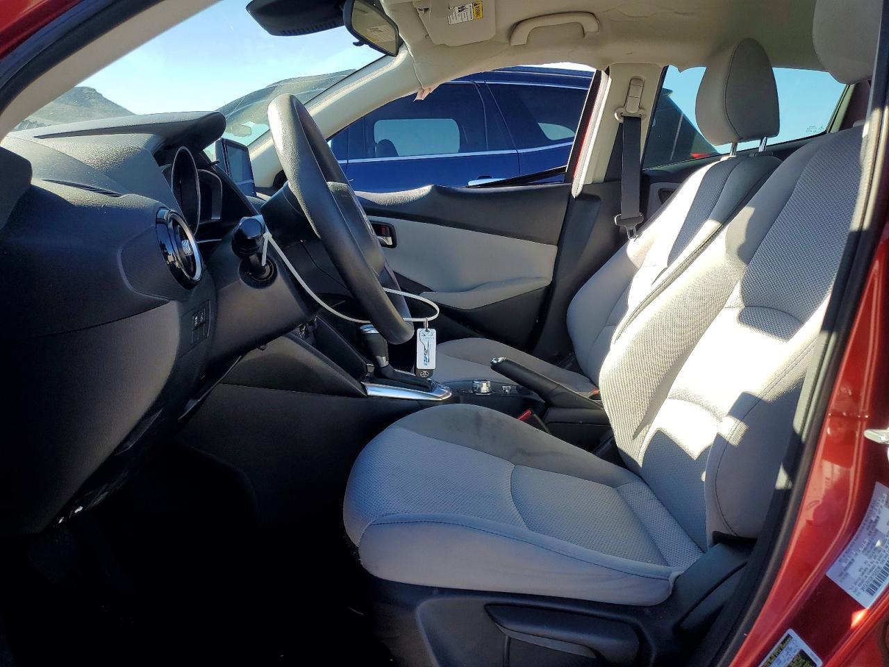 2019 TOYOTA YARIS LE photo 7