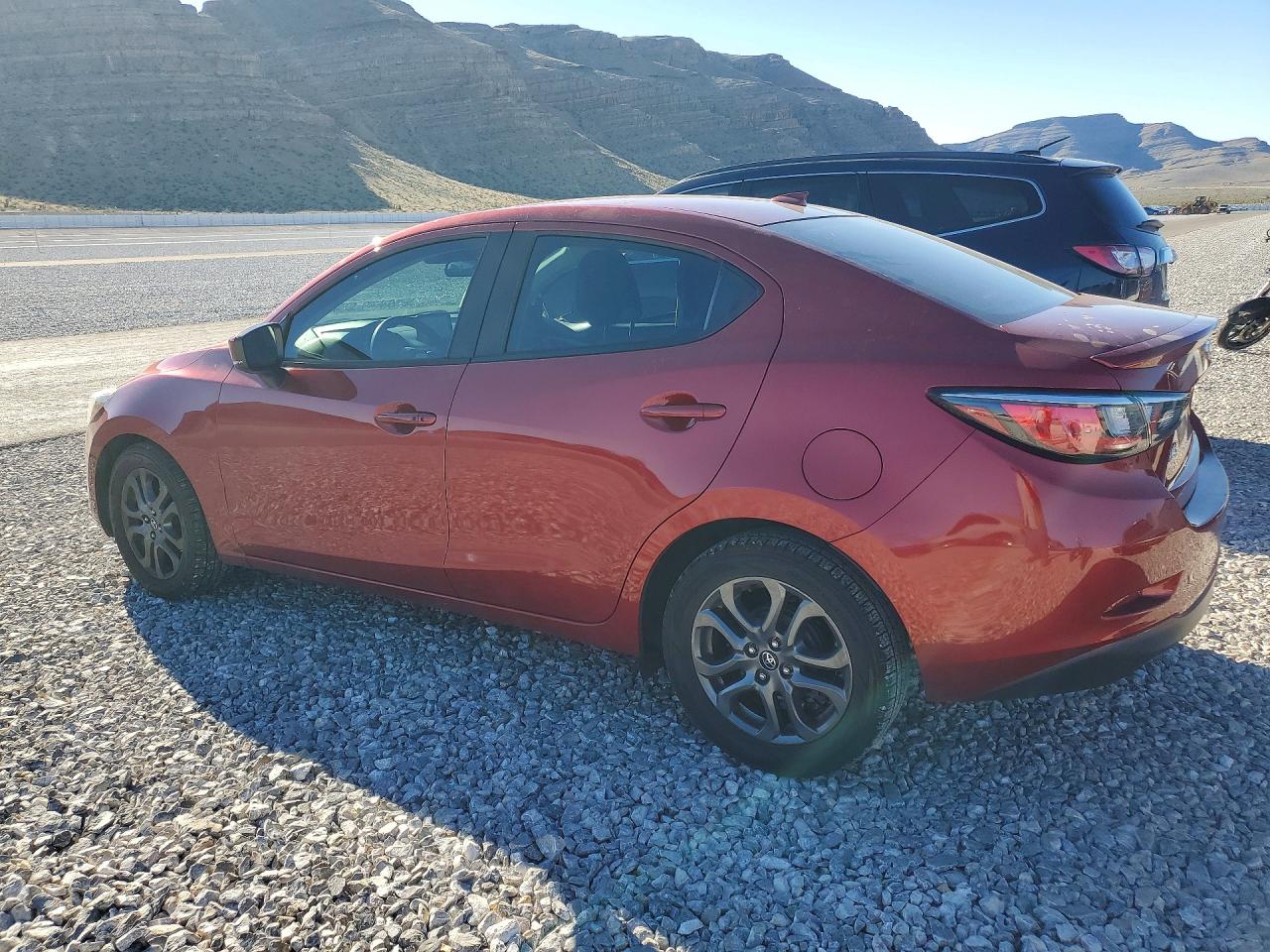 2019 TOYOTA YARIS LE photo 2