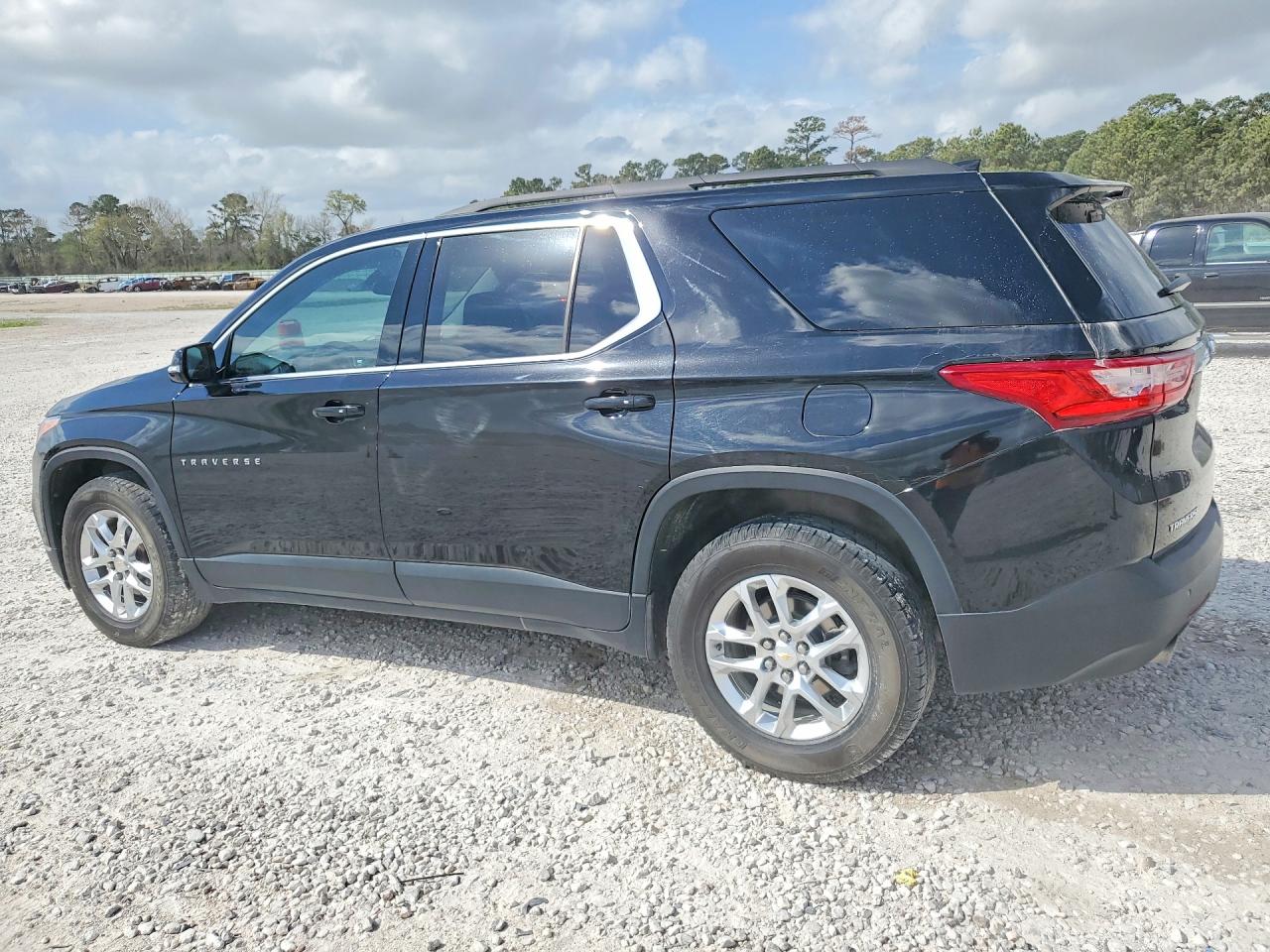 2019 CHEVROLET TRAVERSE LT photo 2