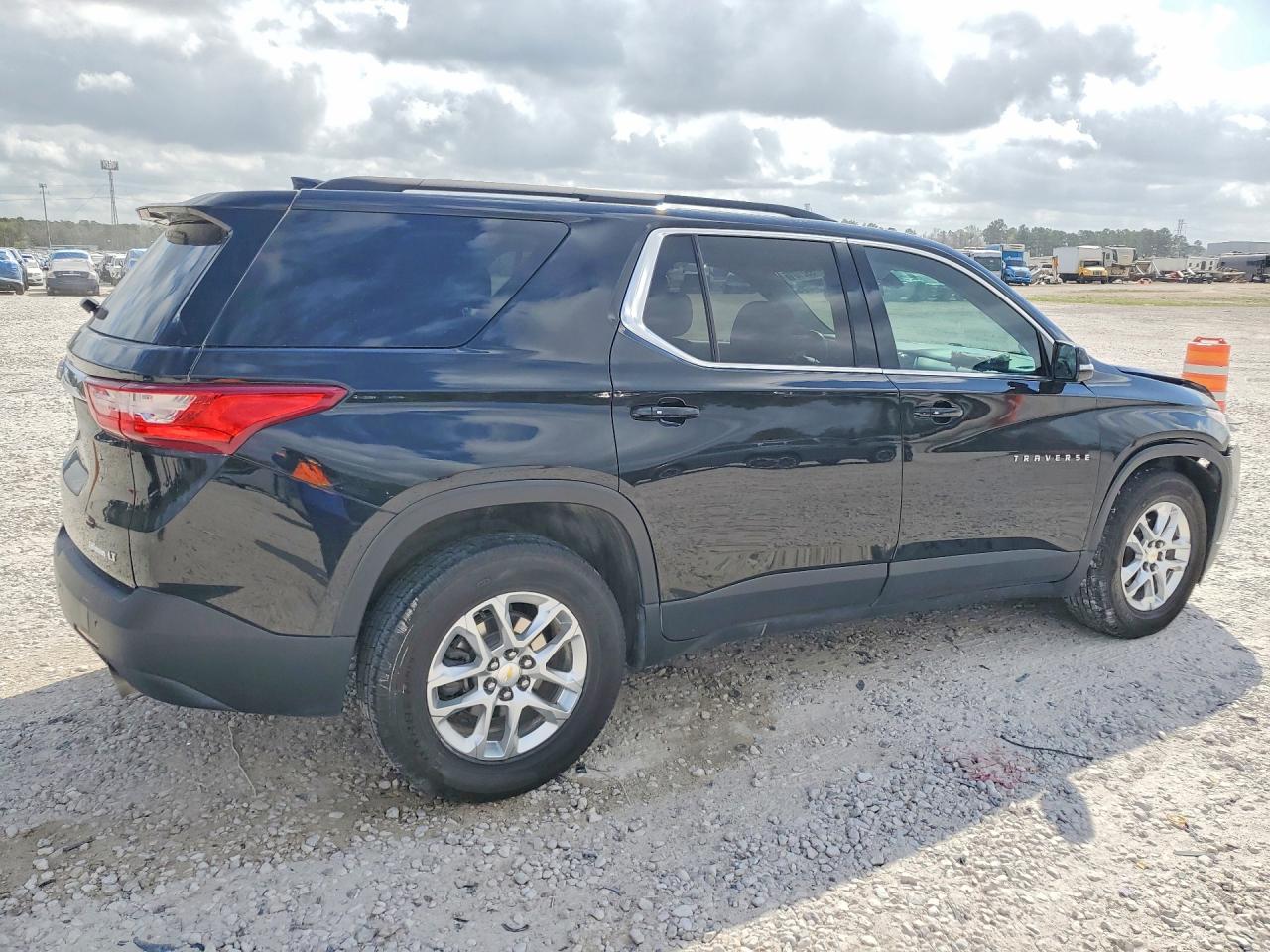 2019 CHEVROLET TRAVERSE LT photo 3