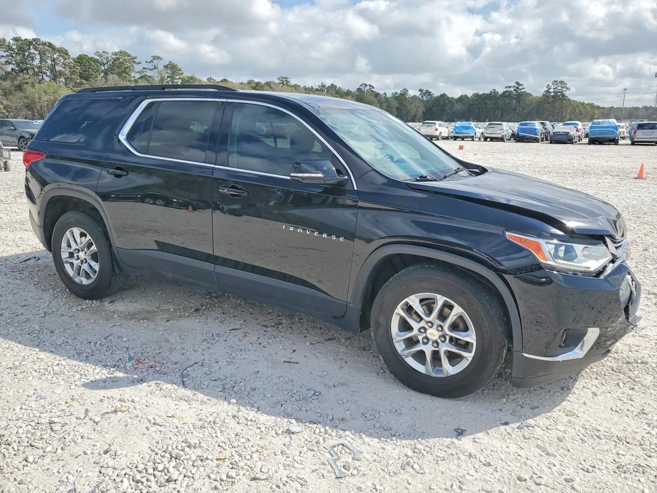 2019 CHEVROLET TRAVERSE LT photo 4