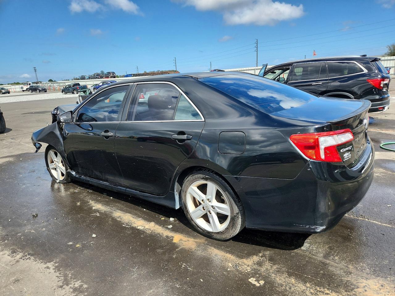 2013 TOYOTA CAMRY SE photo 4