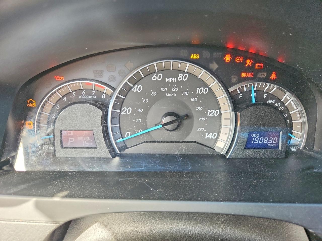 2013 TOYOTA CAMRY SE photo 25