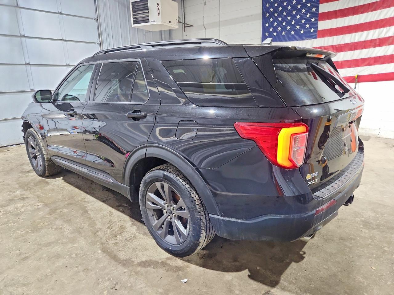 2023 FORD EXPLORER XLT photo 3