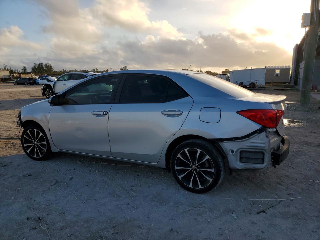 2017 TOYOTA COROLLA SE photo 2