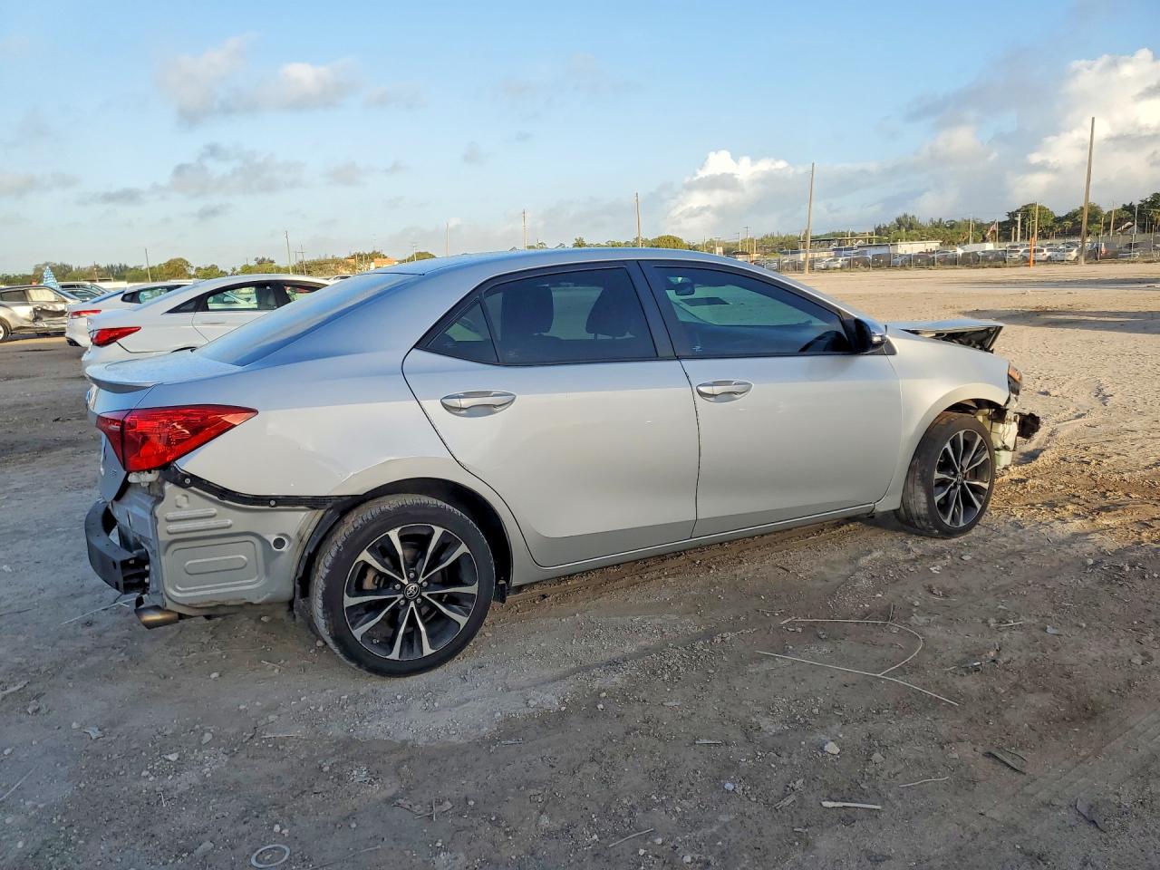 2017 TOYOTA COROLLA SE photo 3