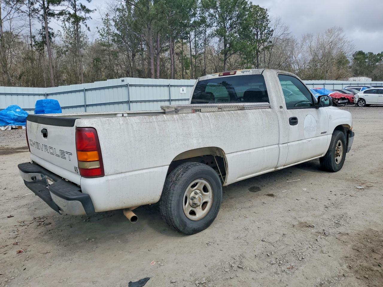 2002 CHEVROLET SILVERADO C1500 photo 3