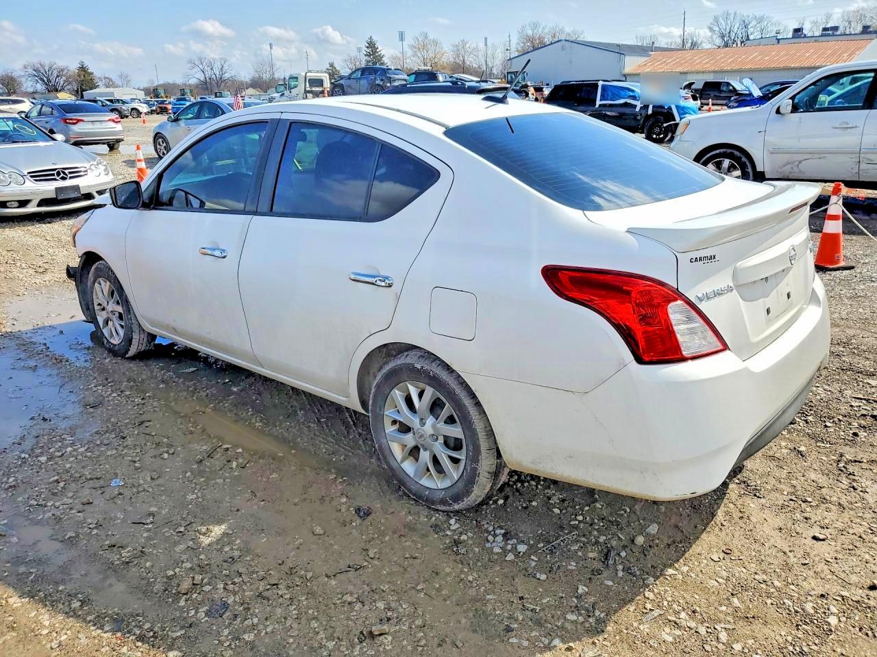 2018 NISSAN VERSA SV photo 2