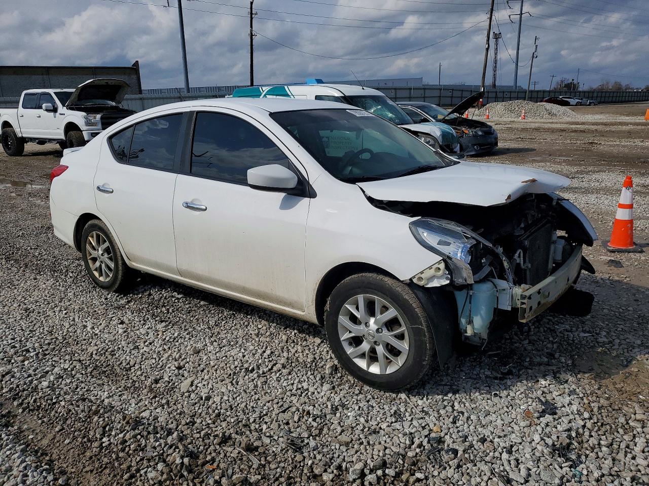 2018 NISSAN VERSA SV photo 4