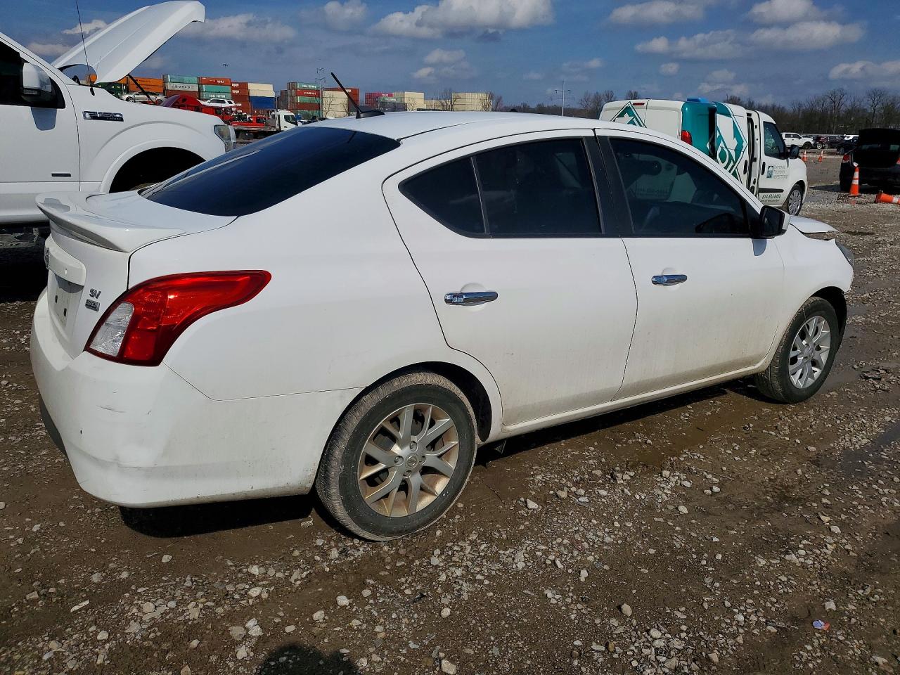 2018 NISSAN VERSA SV photo 3