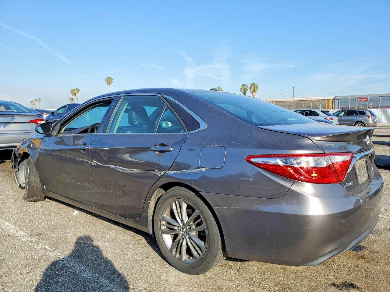 2016 TOYOTA CAMRY SE photo 3